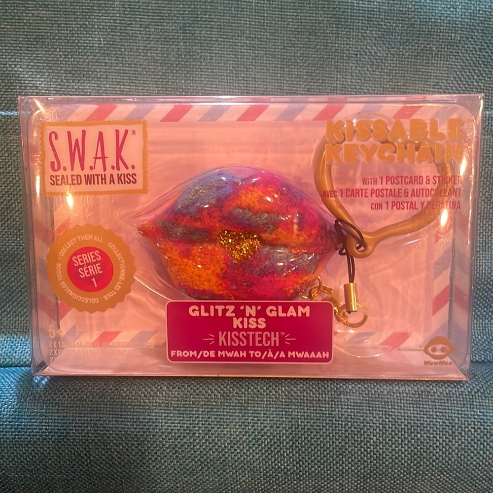 INTERACTIVE KISSABLE KEYCHAIN GLITZ & GLAM